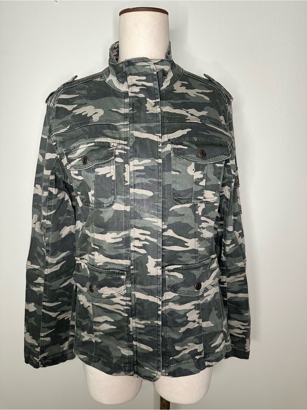 Kenzie utility denim camo jacket in green/tan. Front zips/snaps & pockets sz LG
